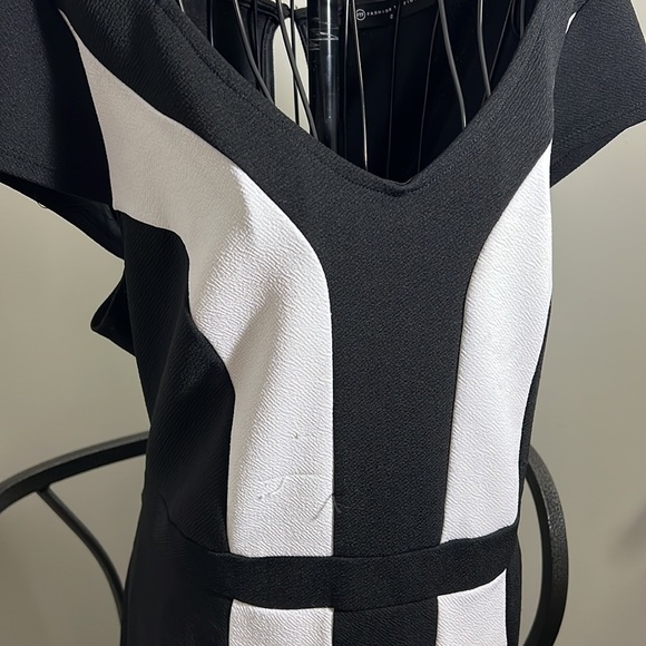Black and white color block dress - Picture 2 of 5